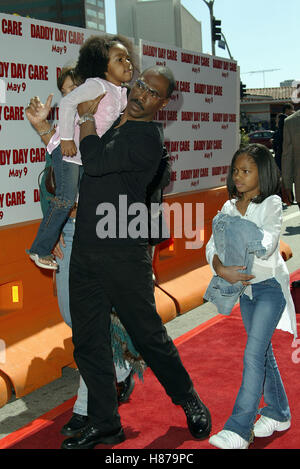 EDDIE MURPHY & Familie DADDY DAY CARE FILM PREMIERE MANN nationalen WESTWOOD LOS ANGELES USA 4. Mai 2003 Stockfoto