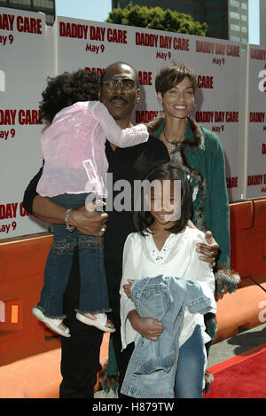 EDDIE MURPHY & Familie DADDY DAY CARE FILM PREMIERE MANN nationalen WESTWOOD LOS ANGELES USA 4. Mai 2003 Stockfoto