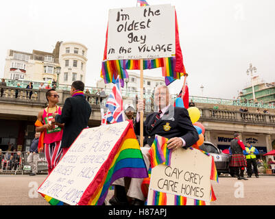 George Montague "die älteste Homosexuell im Dorf" in Brighton Pride 2012. Stockfoto