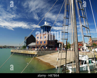 Der Fluß Arun und das Aussehen und die Sea Centre in Littlehampton, West Sussex. Stockfoto