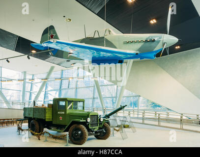 Jakowlew Jak-9 Kampfflugzeuge und sowjetische ZIS-5 LKW. Ausstellung von Waffen und Ausrüstung In der belarussischen Museum des großen Stockfoto