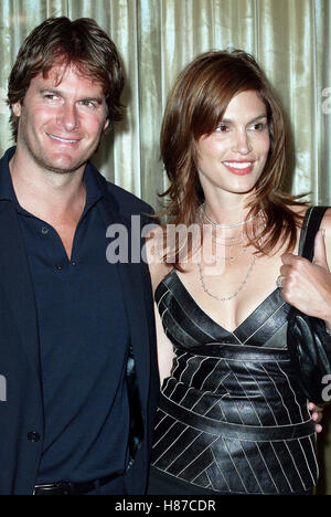 CINDY CRAWFORD & RANDE GERBER 7. Freunde der Familie Spaß REGENT BEVERLY WILSHIRE HOTEL BEVERLY HILLS USA 30. Mai 2003 Stockfoto