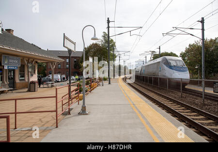 Mystische Connecticut USA Personenzug auf der Boston nach Philadelphia Service durch mystische Bahnhof Stockfoto