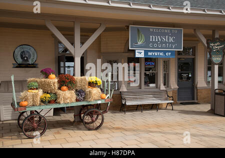 Mystische Connecticut USA die kleine Eisenbahnstation bei Mystic CT mit einer dekorierten Heuwagen Stockfoto