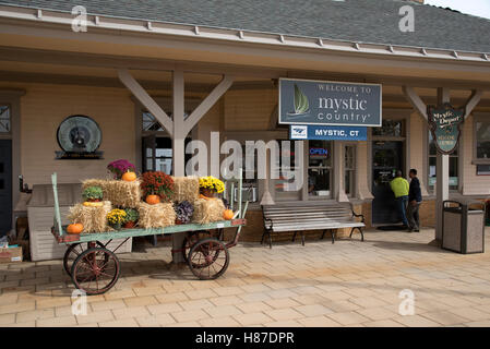 Mystische Connecticut USA die kleine Eisenbahnstation bei Mystic CT mit einer dekorierten Heuwagen Stockfoto