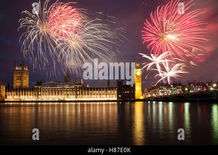 explosive Feuerwerk rund um Big Ben. Silvester in der Stadt - Feier Hintergrund Stockfoto