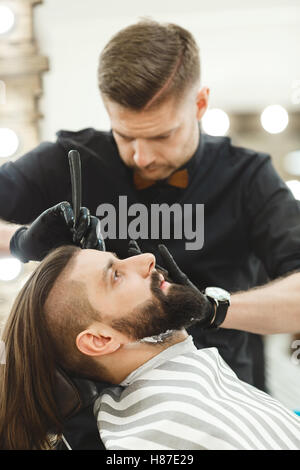 Barber, so dass Bart Form für den Menschen Stockfoto