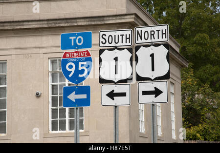 Autobahn und Landstraße Zeichen in Mystic Connecticut USA Straße Zeichen für die Interstate 95 und Highway 1 Süd und Nord Stockfoto