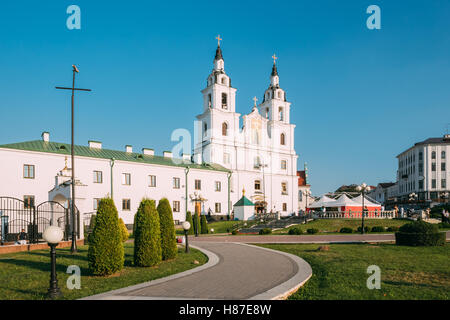 Minsk, Weißrussland. Blick auf weiß Barock Gebäude des Heiligen Geistes Doms, Haupttempel der belarussischen orthodoxen Kirche, berühmte Landm Stockfoto