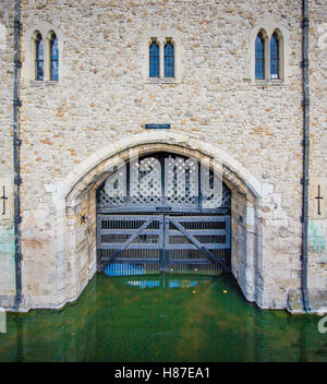 Des Verräters Tor befindet sich der Eingang zu den Tower of London von der Themse und war der übliche Eingang für Gefangene - London UK Stockfoto