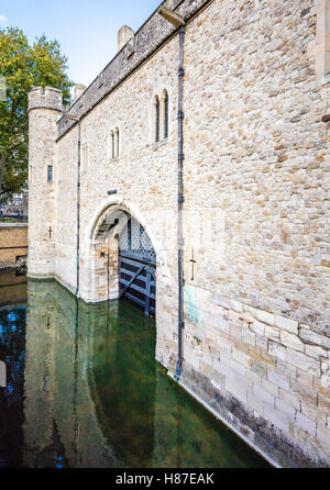 Des Verräters Tor befindet sich der Eingang zu den Tower of London von der Themse und war der übliche Eingang für Gefangene - London UK Stockfoto