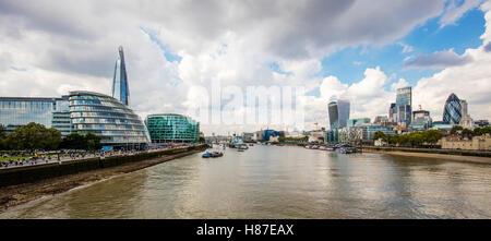 Themse-Panorama von der Londoner Tower Bridge mit dem Shard und Rathaus am linken Ufer und der City of London auf der rechten Seite Stockfoto