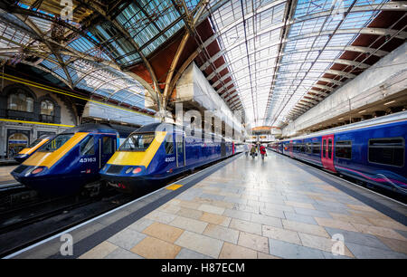 Paddington Station London Plattform mit Züge warten auf boarding Stockfoto