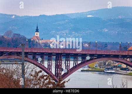 Maribor-Brücke auf der Drau und Kirche auf dem Hügel, Slowenien Stockfoto