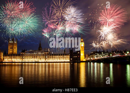 explosive Feuerwerk rund um Big Ben. Silvester in der Stadt - Feier Hintergrund Stockfoto