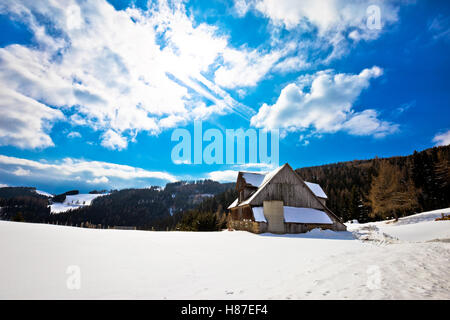 Dorf in den Alpen unter tiefem Schnee, Klippitztorl, Kärnten, Österreich Stockfoto