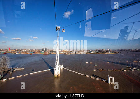 Emirates Air Line Gondel über die Themse von Greenwich Halbinsel zu den Royal Victoria Dock London UK Stockfoto