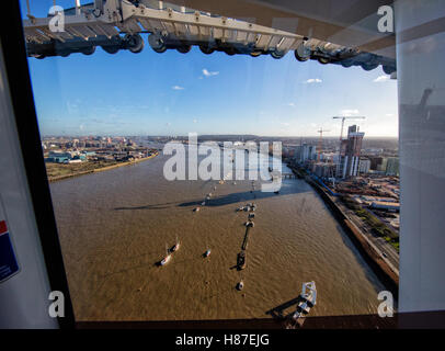 Emirates Air Line Gondel über die Themse von Greenwich Halbinsel zu den Royal Victoria Dock London UK Stockfoto