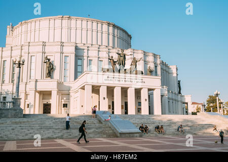 Minsk, Belarus. Wichtigsten Fassade des National Academic Grand Opera Ballet Theatre, weißes Gebäude der konstruktivistischen Stil dekoriert von Stockfoto