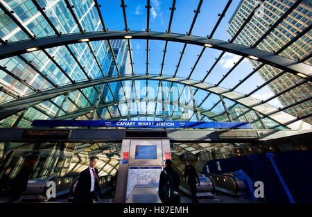 Eingang zur u-Bahnstation Canary Wharf, im Herzen des Geschäftsviertels in Ost-London-UK Stockfoto