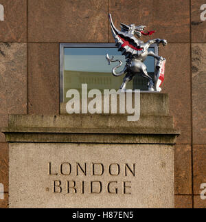 Tor auf der Straße vor der London Bridge mit Sockel und englische Drachen Skulptur - London UK Stockfoto