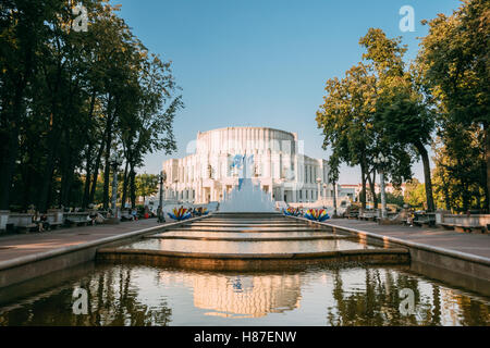 Minsk, Weißrussland. Ansicht der Kaskade Brunnen im Park vor wichtigsten Fassade des nationalen akademischen Grand Opera Ballet Theatre In Su Stockfoto