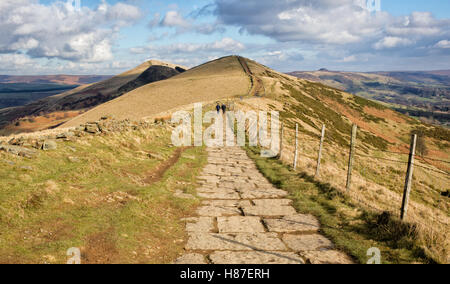 Wanderer auf dem großen Grat einen Gritstone-Grat von Mam Tor zu verlieren Hügel zwischen Castleton und Edale im Vereinigten Königreich Peak District Stockfoto