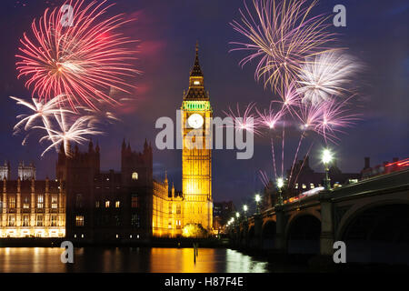 explosive Feuerwerk rund um Big Ben. Silvester in der Stadt - Feier Hintergrund Stockfoto