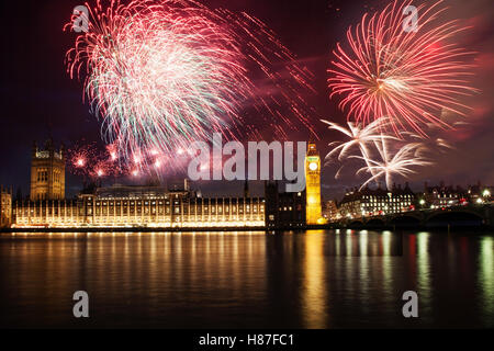 explosive Feuerwerk rund um Big Ben. Silvester in der Stadt - Feier Hintergrund Stockfoto