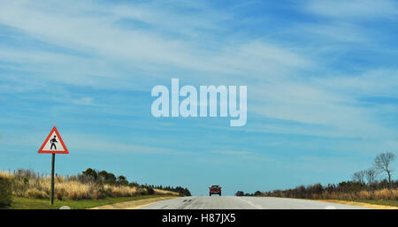 Südafrika, Fahren auf der Straße: Warnzeichen für Fußgänger auf der N2, die Garden Route, die Ausdehnung der süd-östlichen Küste Stockfoto