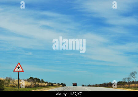 Südafrika, Fahren auf der Straße: Warnzeichen für Fußgänger auf der N2, die Garden Route, die Ausdehnung der süd-östlichen Küste Stockfoto