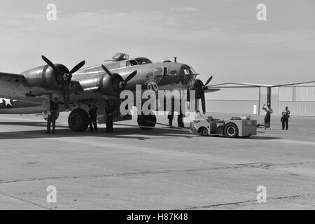 Boeing B-17 fliegende Festung... Thunderbird. Die originellsten fliegenden Festung in der Welt behalten ihre volle Kriegszeit Armaturen. Stockfoto