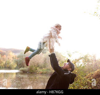 Vater, Töchterchen, warf sie in der Luft halten Stockfoto