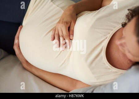 Erhöhte Ansicht der schwangeren Frau Stockfoto