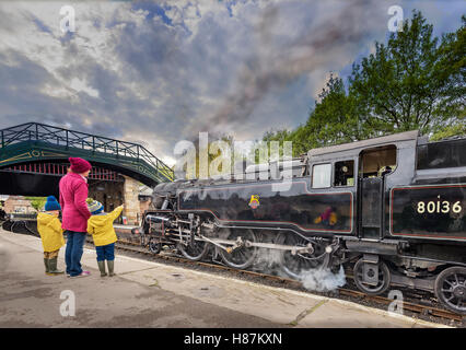 Ein standard-Tank Engine nähert sich Pickering Station auf die North Yorkshire Moors historische Dampfeisenbahn. Stockfoto