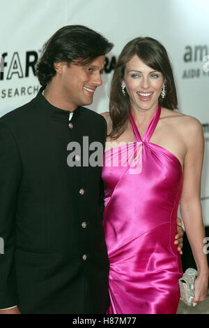 LIZ HURLEY MIT FREUND ARUN NAYAR BESUCHEN DIE AMFAR AIDS FORSCHUNG JÄHRLICHE VERANSTALTUNG IN DER MOULIN DE MOUGINS CANNES 2003 CANNES FR Stockfoto