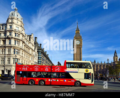 London, England, Vereinigtes Königreich. Touristischen Sightseeing Doppeldeckerbus in Parliament Square Stockfoto