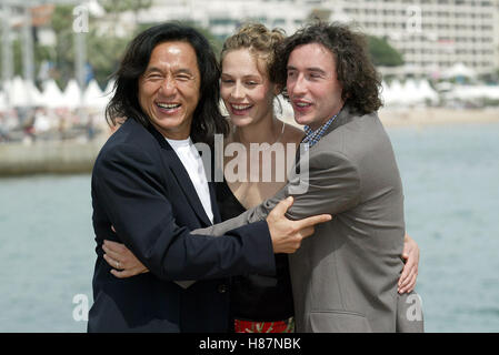 JACKIE CHAN CECILE DE FRANCE & STEVE COOGAN CANNES FILM FESTIVAL CANNES Frankreich 18. Mai 2003 Stockfoto