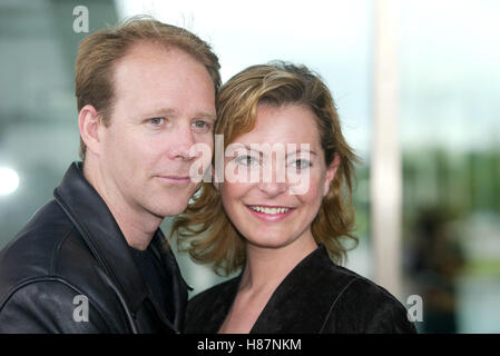 JASON CONNERY & TRACY SHAW das blaue Zimmer (Theater) FOTOTERMIN LOWRY SALFORD QUAYS MANCHESTER 19. Mai 2003 Stockfoto