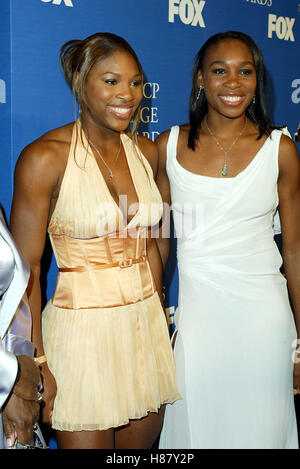 SERENA & VENUS WILLIAMS 34TH NAACP IMAGE AWARDS UNIVERSAL Amphitheater BURBANK LOS ANGELES USA 8. März 2003 Stockfoto