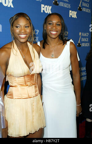 SERENA & VENUS WILLIAMS 34TH NAACP IMAGE AWARDS UNIVERSAL Amphitheater BURBANK LOS ANGELES USA 8. März 2003 Stockfoto