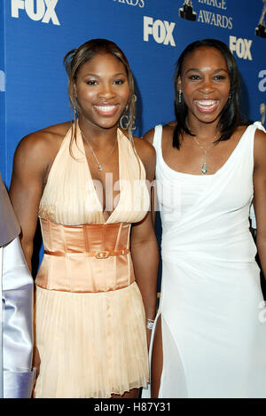 SERENA & VENUS WILLIAMS 34TH NAACP IMAGE AWARDS UNIVERSAL Amphitheater BURBANK LOS ANGELES USA 8. März 2003 Stockfoto