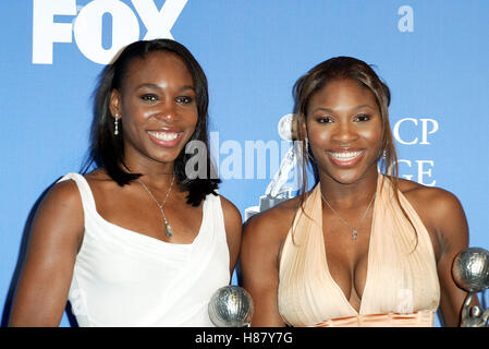 VENUS & SERENA WILLIAMS. 34th NAACP IMAGE AWARDS UNIVERSAL Amphitheater BURBANK LOS ANGELES USA 8. März 2003 Stockfoto