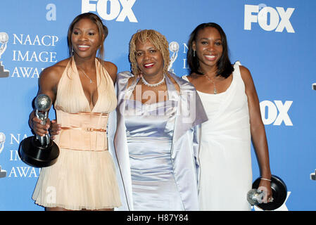 SERENA & VENUS WILLIAMS & MOM 34TH NAACP IMAGE AWARDS UNIVERSAL Amphitheater BURBANK LOS ANGELES USA 8. März 2003 Stockfoto