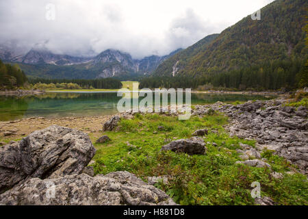 Herbstlandschaft am See Fusine (Lago di Fusine) Mountain Lake in Nord-Italien in den Alpen. Stockfoto