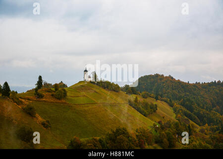 St. Primoz Kirche auf dem Hügel bei Sonnenuntergang bei Jamnik, Slowenien Stockfoto