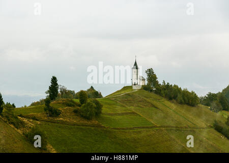 St. Primoz Kirche auf dem Hügel bei Sonnenuntergang bei Jamnik, Slowenien Stockfoto