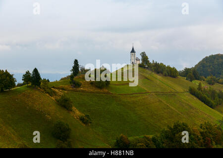 St. Primoz Kirche auf dem Hügel bei Sonnenuntergang bei Jamnik, Slowenien Stockfoto