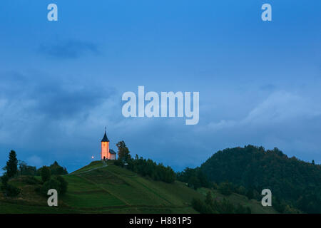 St. Primoz Kirche auf dem Hügel bei Sonnenuntergang bei Jamnik, Slowenien Stockfoto