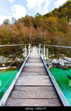 Alte Holzbrücke über den Fluss Soca, Slowenien Stockfoto